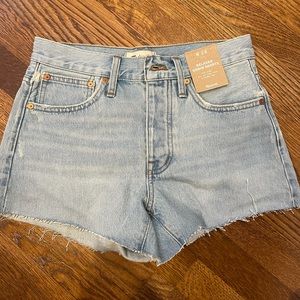 Madewell relaxed denim shorts in cedarcroft wash - size 24